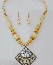 Cream White Wonderful Classy Stone Beads Necklace Set with Nice Square Pendant