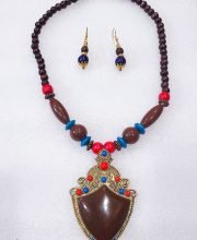 Multicolor Wonderful Classy Stone Beads Necklace with Gold Plated Round Pendant