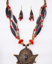Stone Black Wonderful Classy Stone Beads Necklace Set with Gold Plated Pendant
