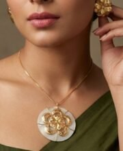 Gold Polish Shell Pendant Set